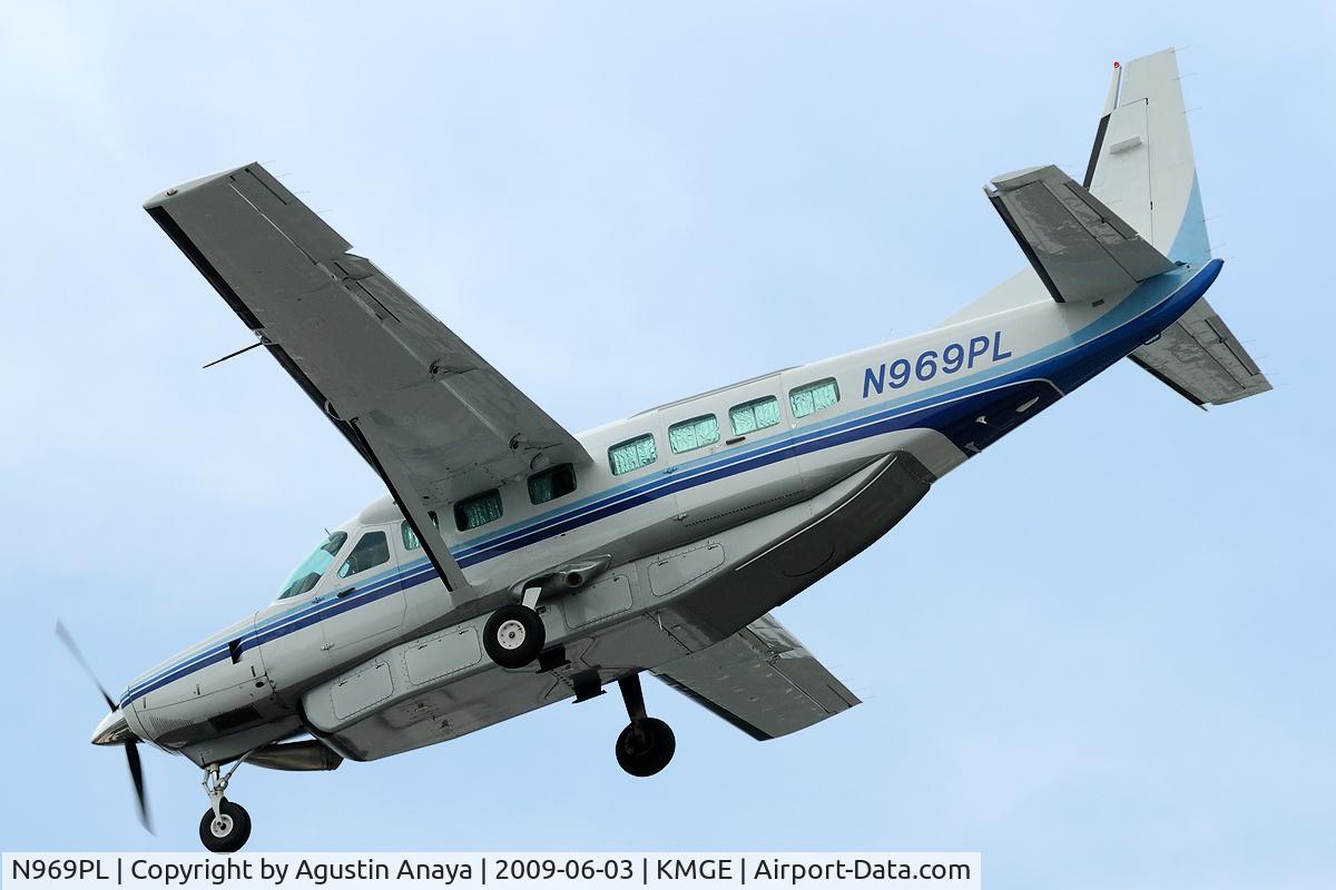 N969PL, 2005 Cessna 208B C/N 208B1119, Runway 29 at Dobbins