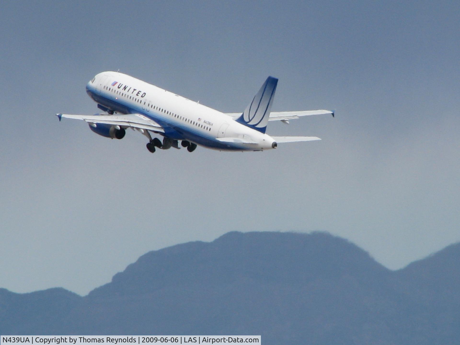 N439UA, 1997 Airbus A320-232 C/N 683, United Flight taking off at Mccarran airport
