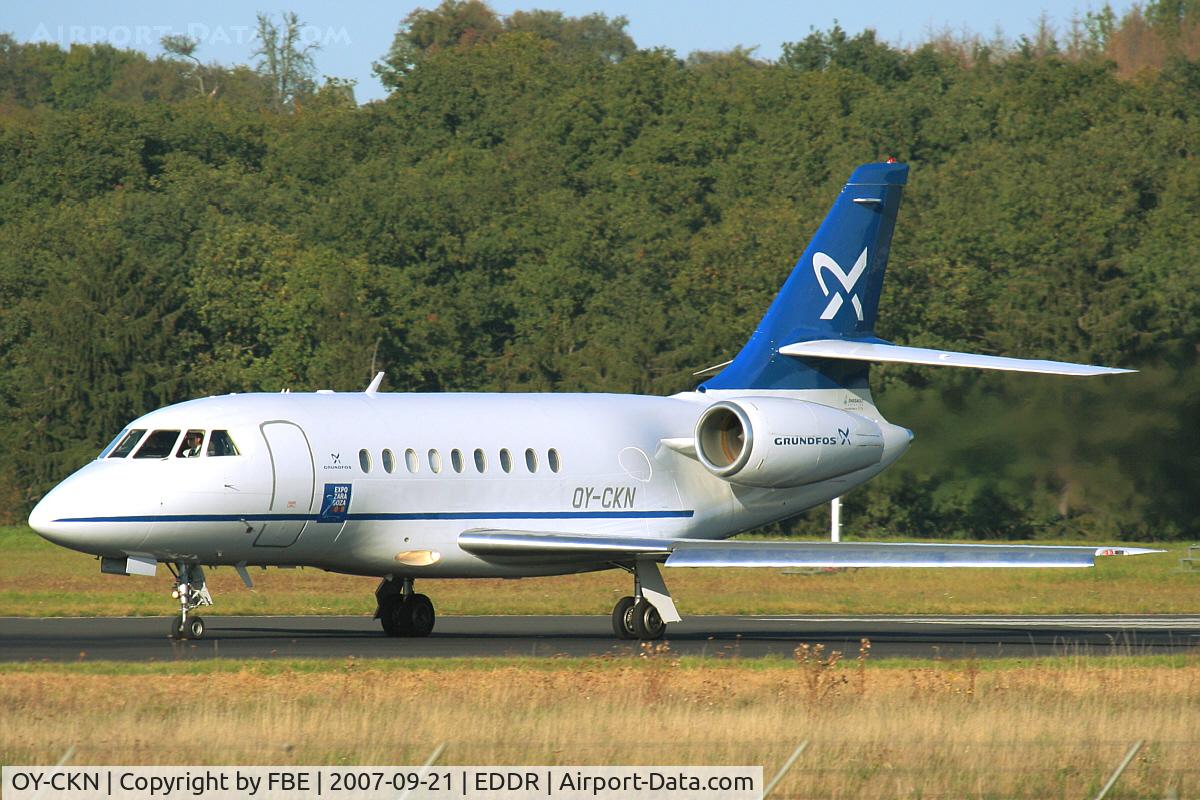 OY-CKN, 1998 Dassault Falcon 2000 C/N 76, take off run RW27