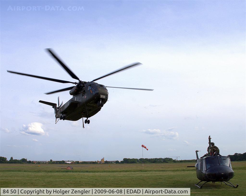 84 50, Sikorsky (VFW-Fokker) CH-53G C/N V65-048, CH 53 transport heli of german Bundeswehr is going to lift a demaged Huey