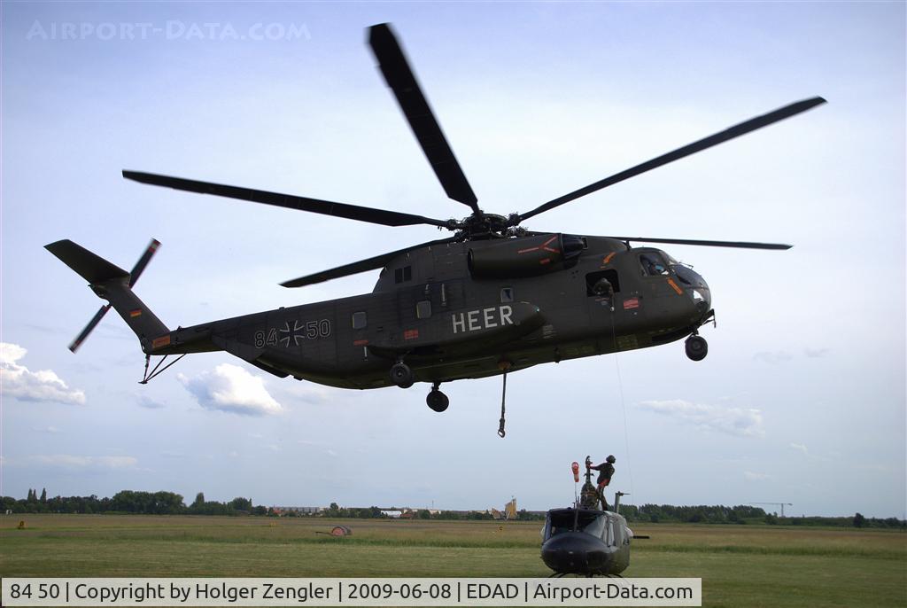 84 50, Sikorsky (VFW-Fokker) CH-53G C/N V65-048, CH 53 transport heli of german Bundeswehr is going to lift a demaged Huey