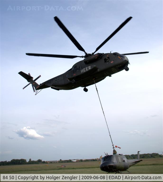 84 50, Sikorsky (VFW-Fokker) CH-53G C/N V65-048, CH 53 transport heli of german Bundeswehr is lifting a demaged Huey