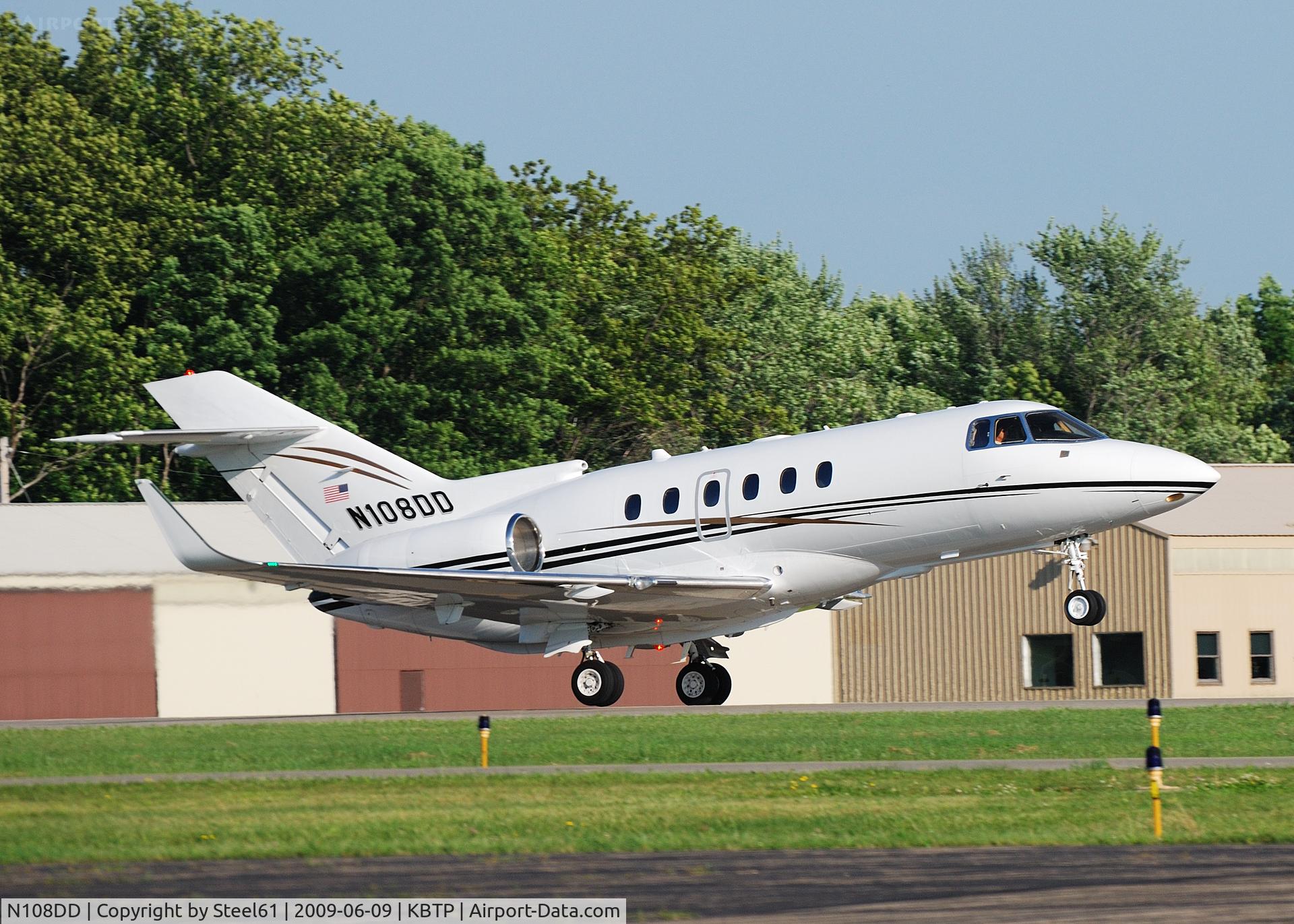 N108DD, 2004 Raytheon Hawker 800XP C/N 258700, Departing RWY 26