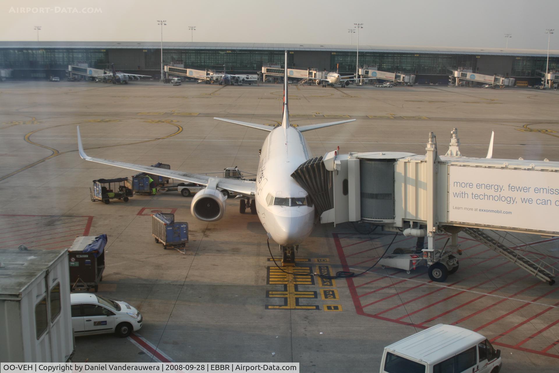 OO-VEH, 1998 Boeing 737-36N C/N 28571, At the gate