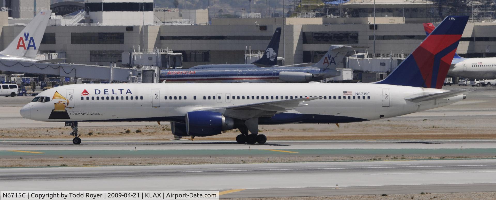 N6715C, 2001 Boeing 757-232 C/N 30486, Taxi to gate