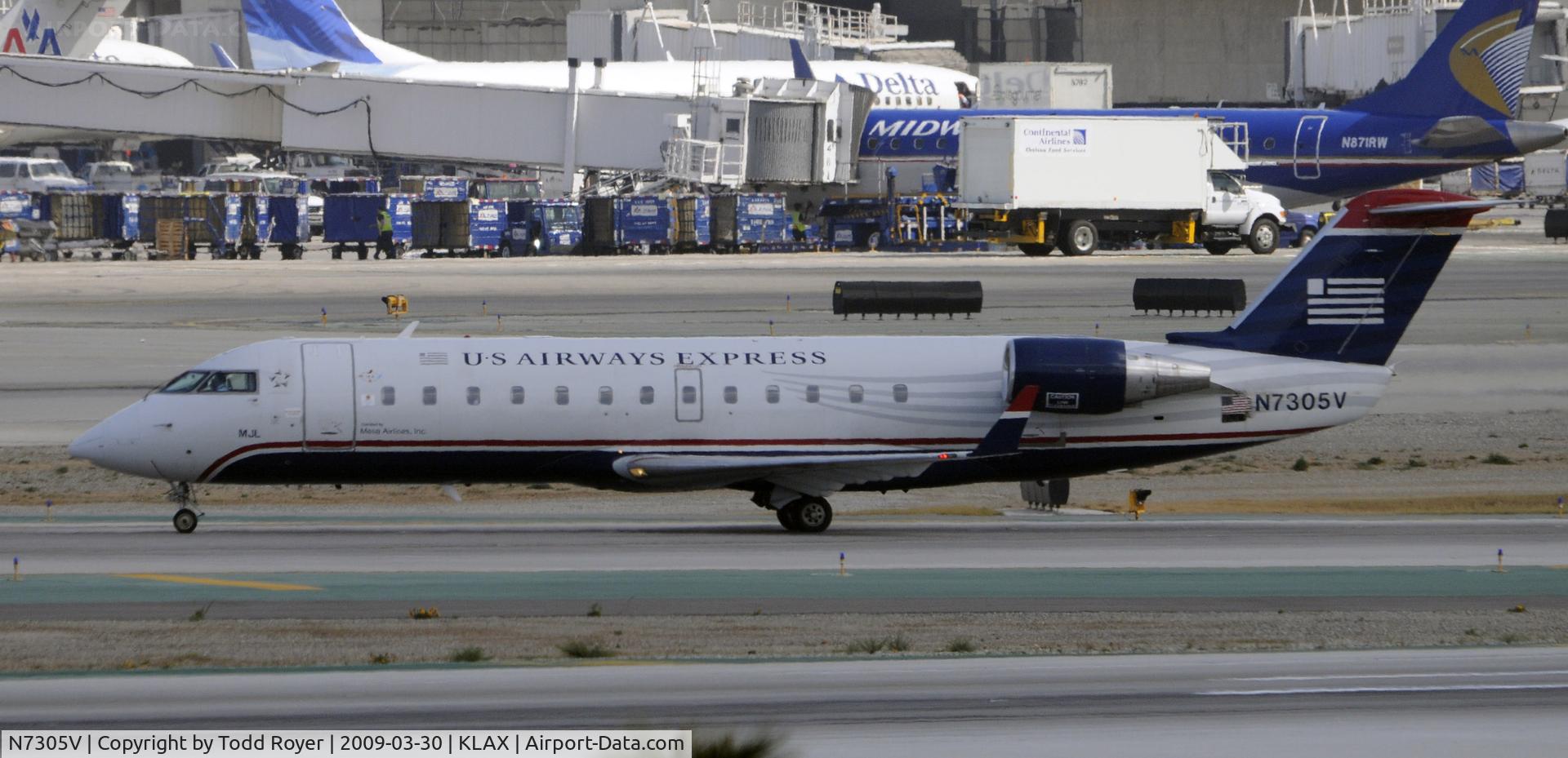 N7305V, 1999 Bombardier CRJ-200LR (CL-600-2B19) C/N 7305, Taxi to gate