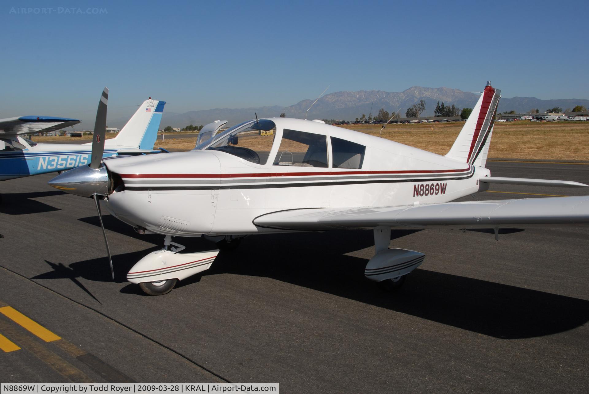 N8869W, 1964 Piper PA-28-235 Cherokee C/N 28-10425, Riverside Airshow 2009