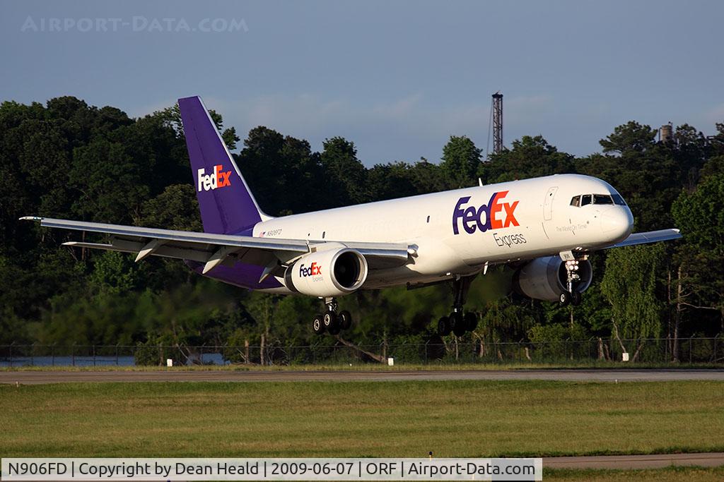 N906FD, 1993 Boeing 757-2B7 C/N 27148, A rare sight - FedEx N906FD (FLT FDX307) from Memphis Int'l (KMEM) landing on RWY 23. This is the sixth straight day that the 757s have come to Norfolk/Williamsburg Int'l. This is just a temporary thing, replacing the regular 727s for this week.