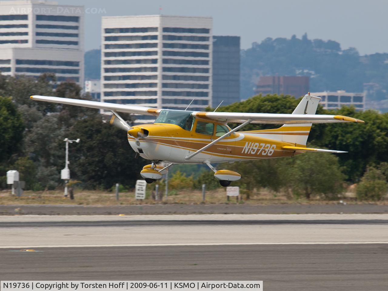 N19736, 1972 Cessna 172L C/N 17260710, N19736 arriving on RWY 21