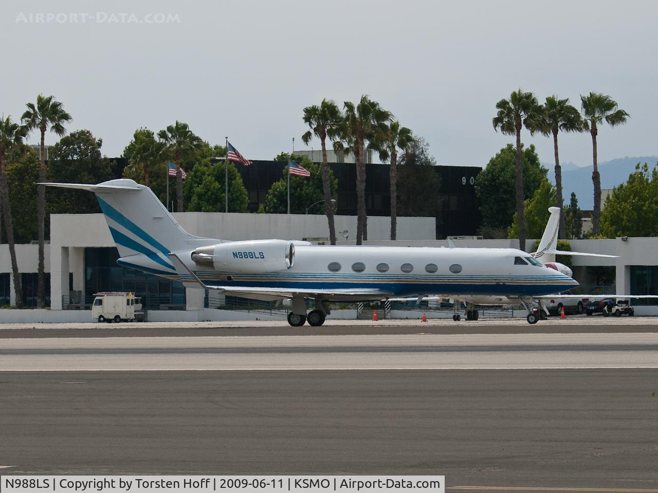 N988LS, 1996 Gulfstream Aerospace G-IV SP C/N 1290, N988LS taxiing