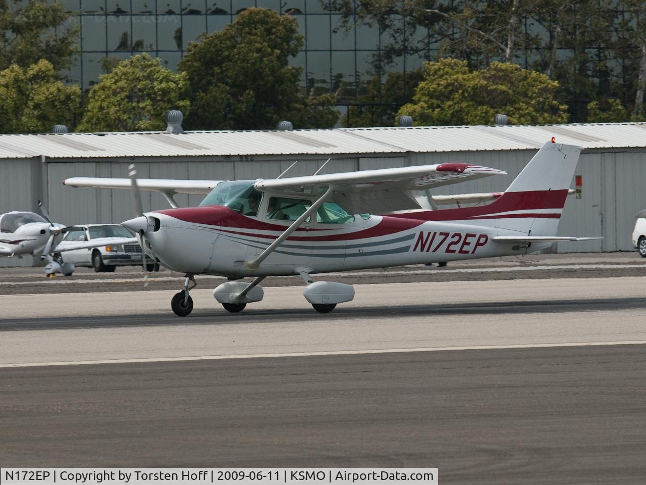 N172EP, 1976 Cessna 172N C/N 17267932, N172EP arriving on RWY 21