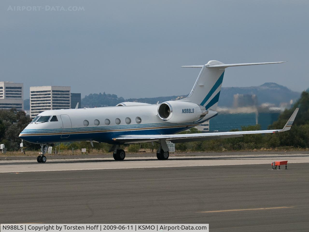 N988LS, 1996 Gulfstream Aerospace G-IV SP C/N 1290, N988LS departing from RWY 21