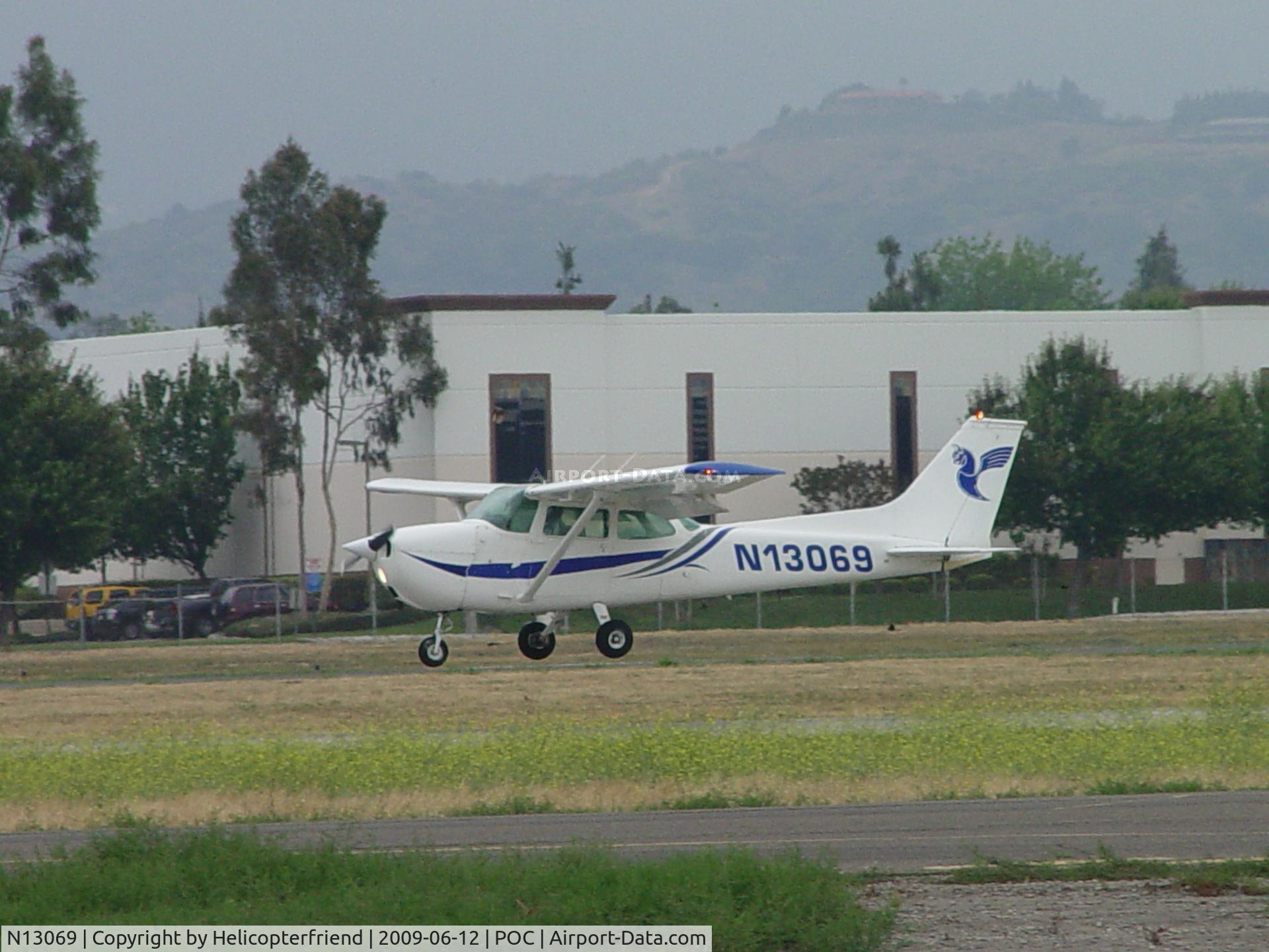 N13069, 1973 Cessna 172M C/N 17262472, Touching down