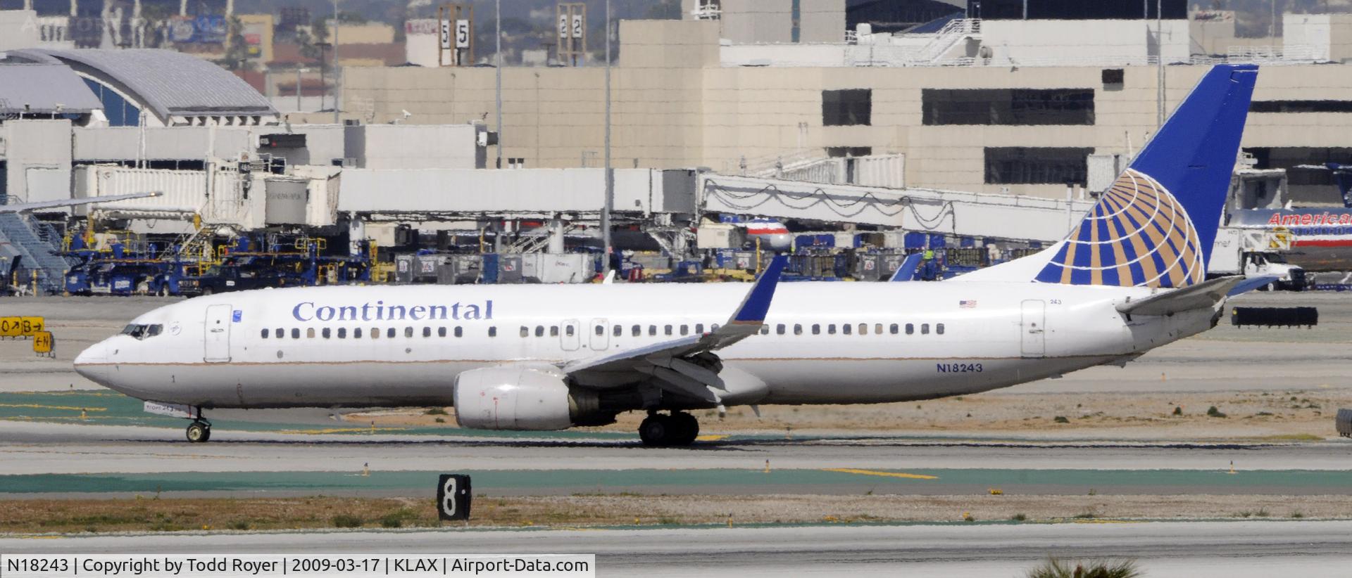 N18243, 1999 Boeing 737-824 C/N 28806, Taxi to gate