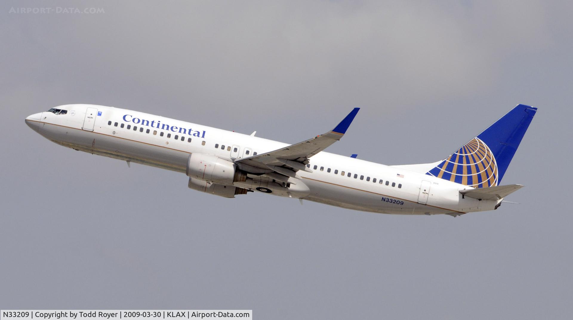 N33209, 2000 Boeing 737-824 C/N 30581, Departing LAX on 25R