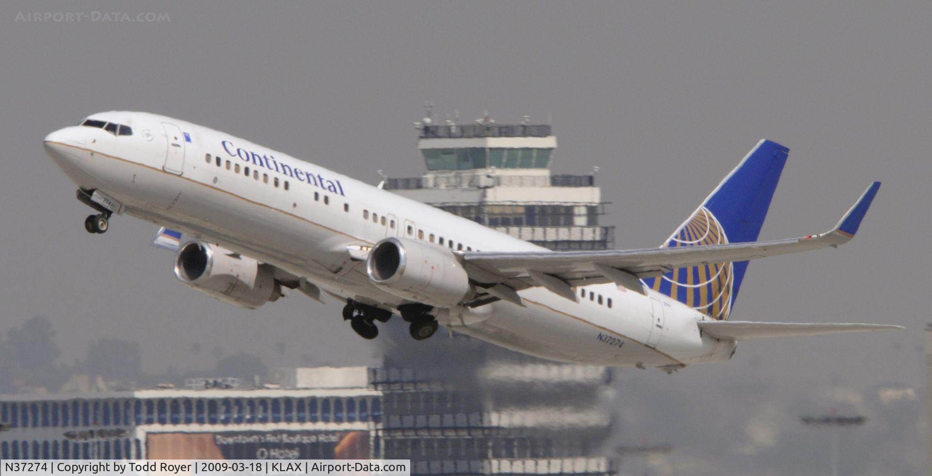 N37274, 2002 Boeing 737-824 C/N 31592, Departing LAX on 25R