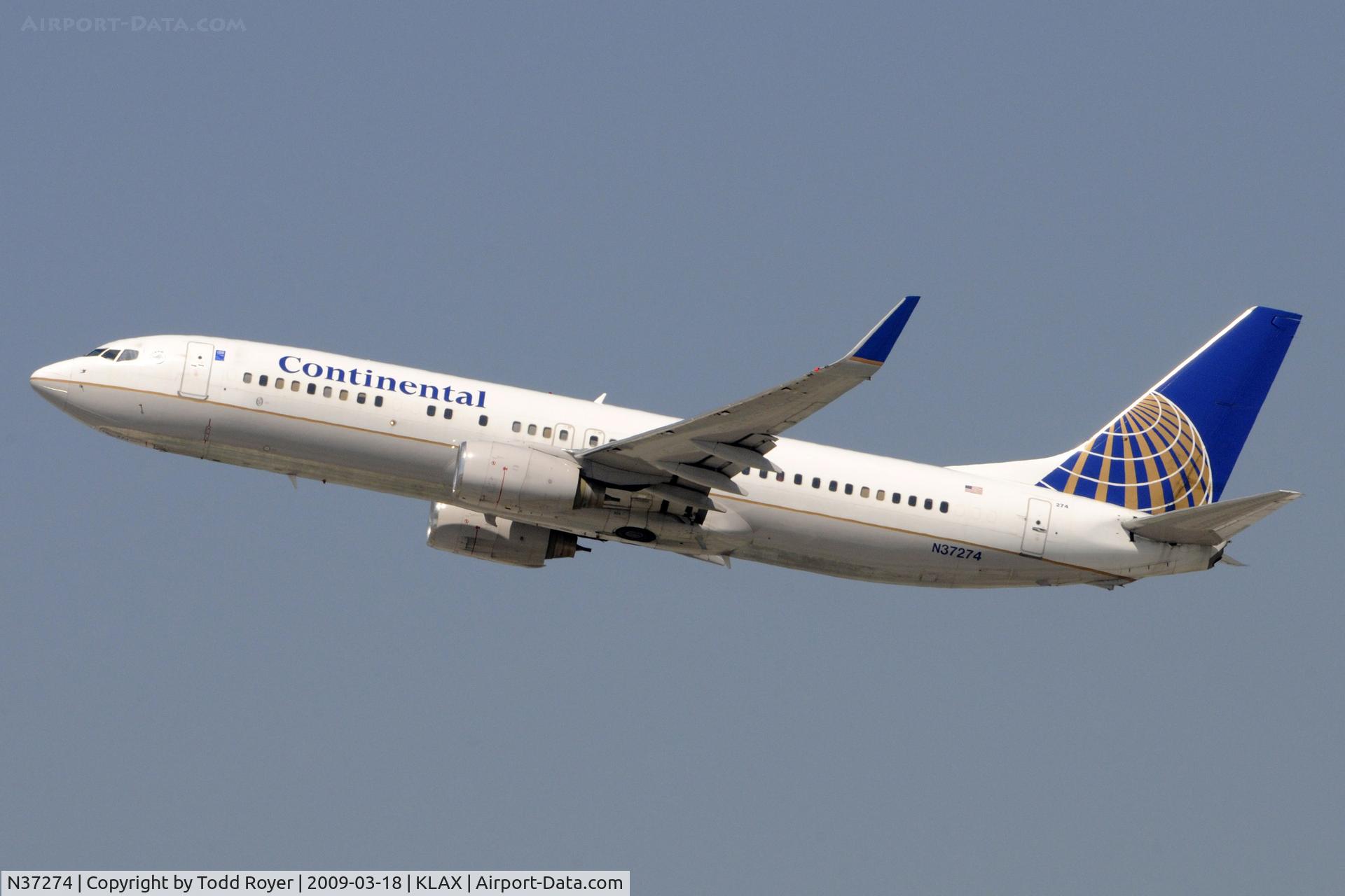 N37274, 2002 Boeing 737-824 C/N 31592, Departing LAX on 25R