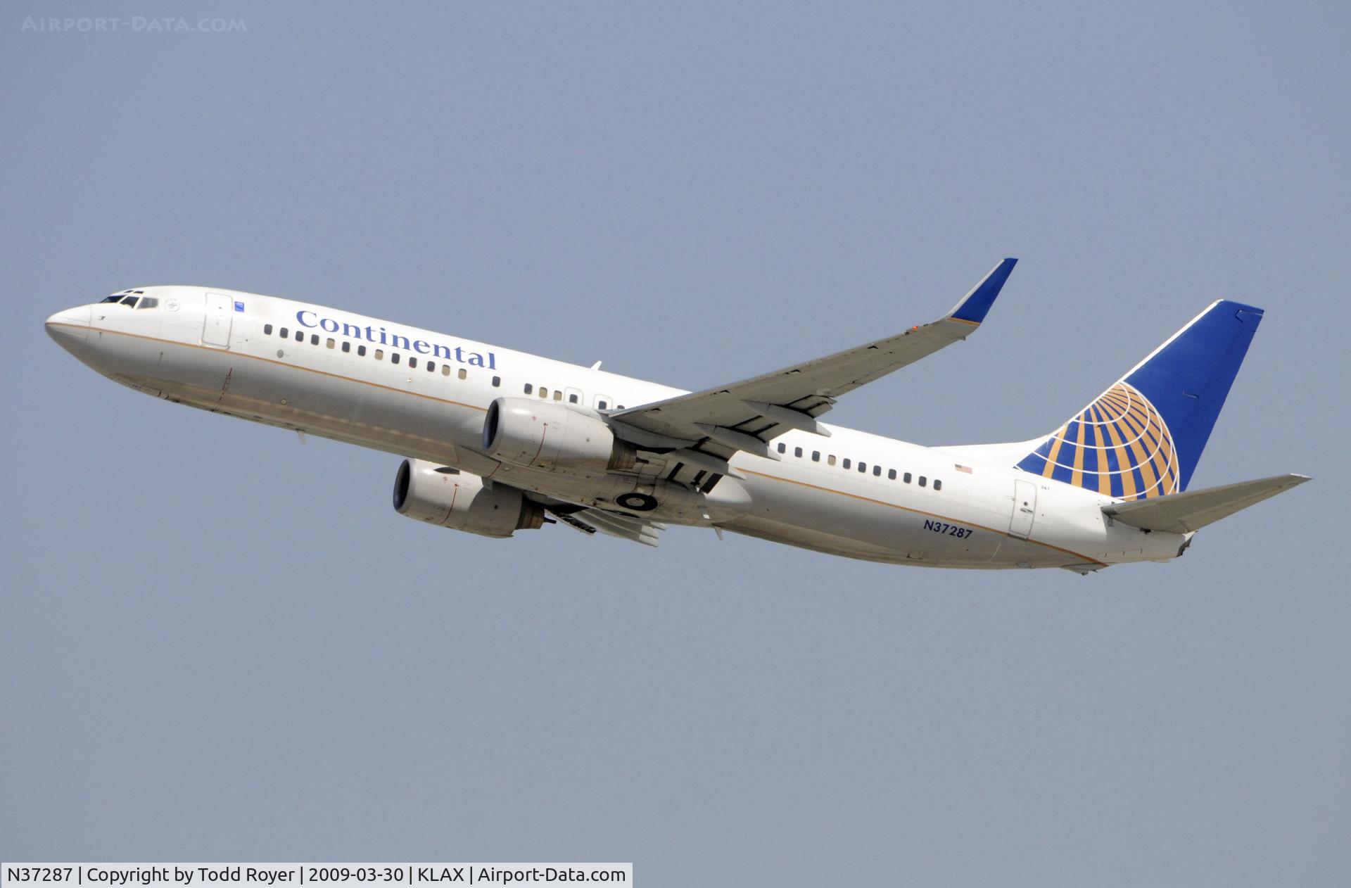 N37287, 2004 Boeing 737-824 C/N 31636, Departing LAX on 25R