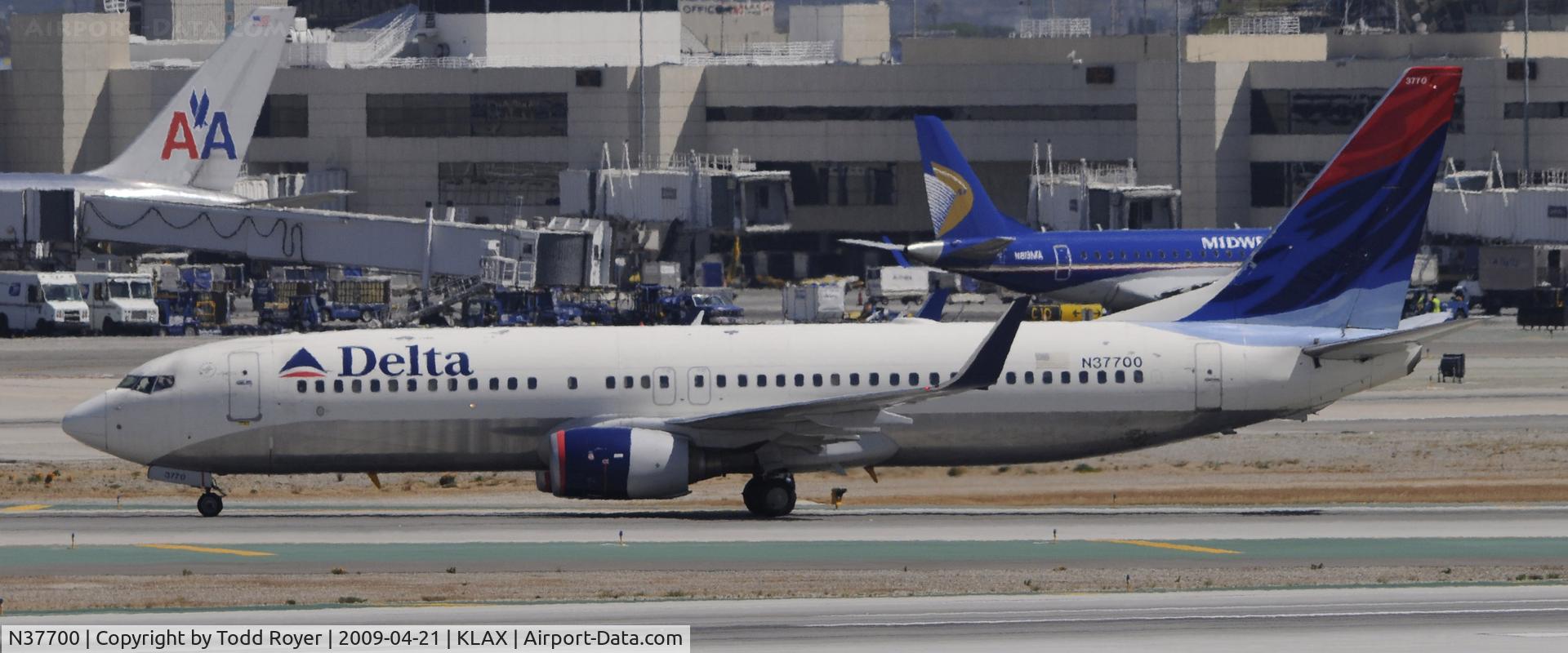 N37700, 2002 Boeing 737-832 C/N 29631, Taxi to gate
