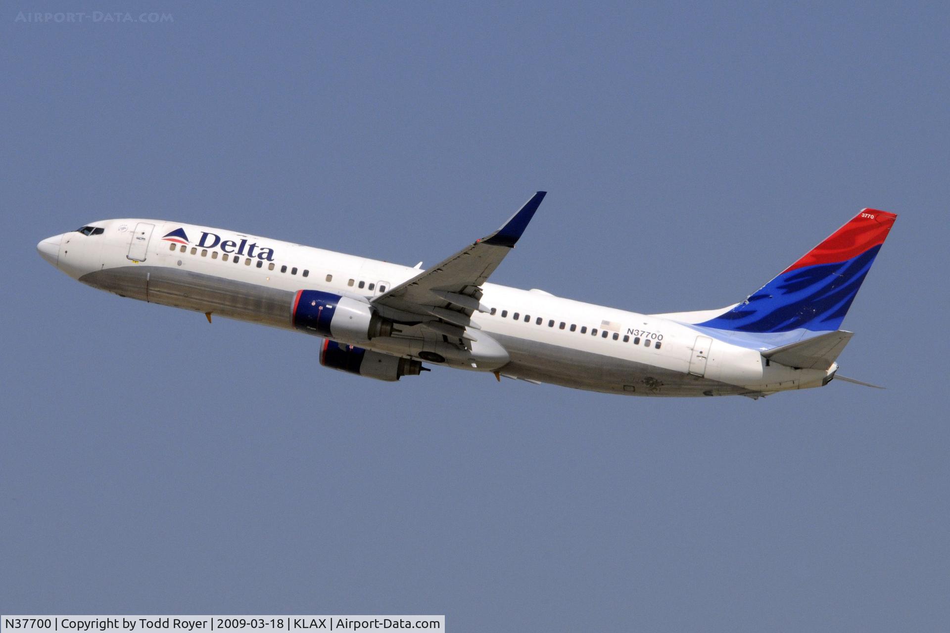 N37700, 2002 Boeing 737-832 C/N 29631, Departing LAX on 25R