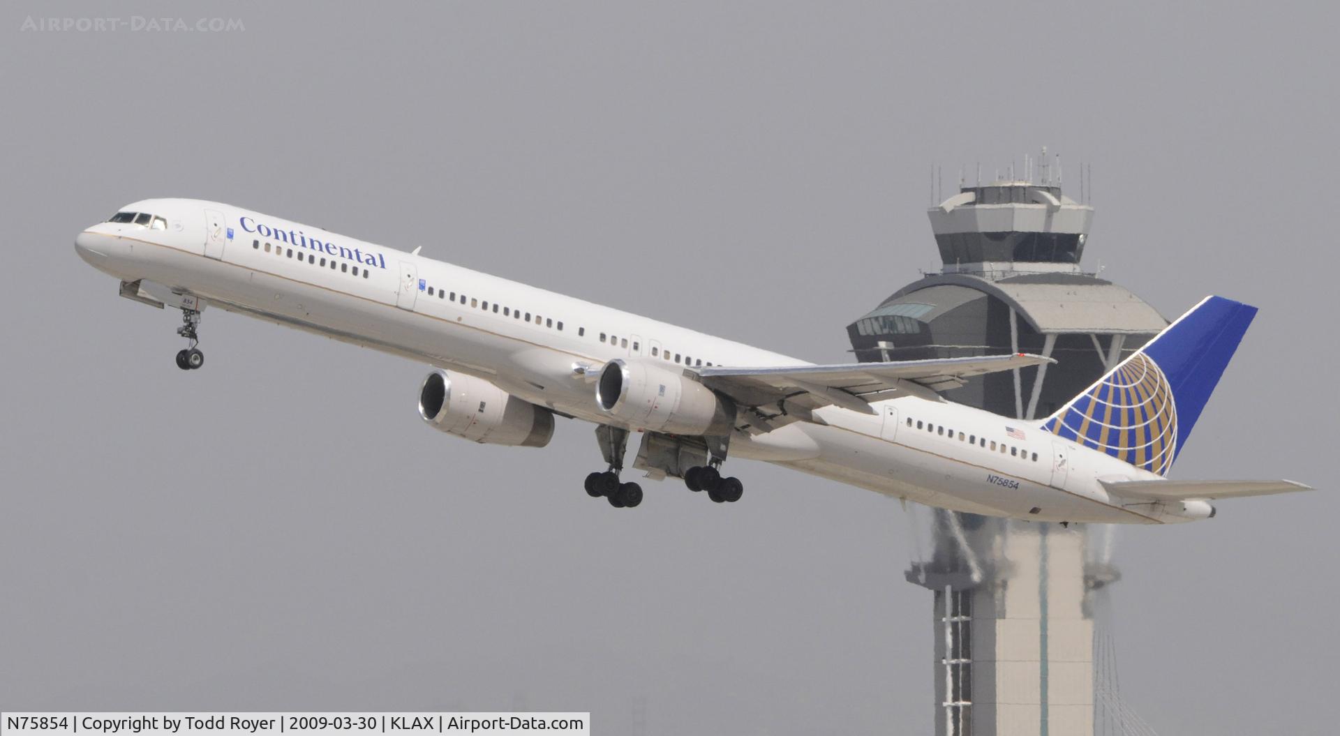 N75854, 2002 Boeing 757-324 C/N 32813, Departing LAX on 25R