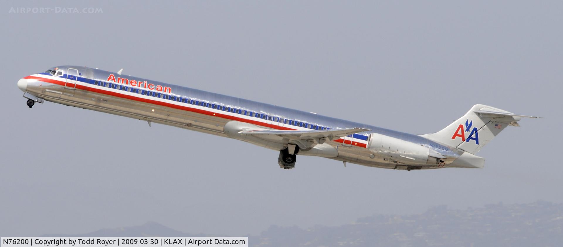 N76200, 1992 McDonnell Douglas MD-83 (DC-9-83) C/N 53290, Departing LAX on 25R