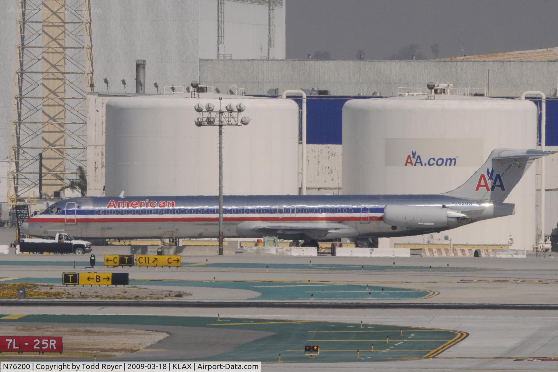 N76200, 1992 McDonnell Douglas MD-83 (DC-9-83) C/N 53290, Parked at Maint Facility