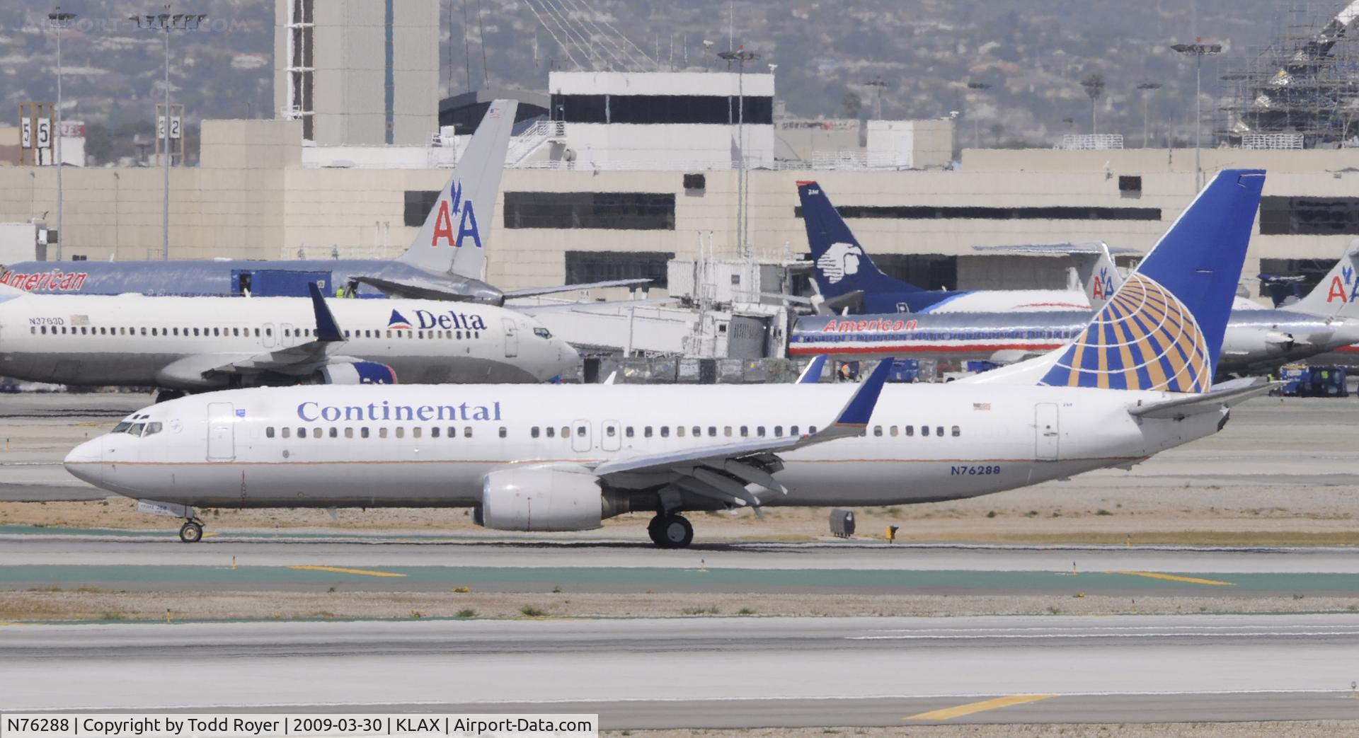 N76288, 2004 Boeing 737-824 C/N 33451, Taxi to gate
