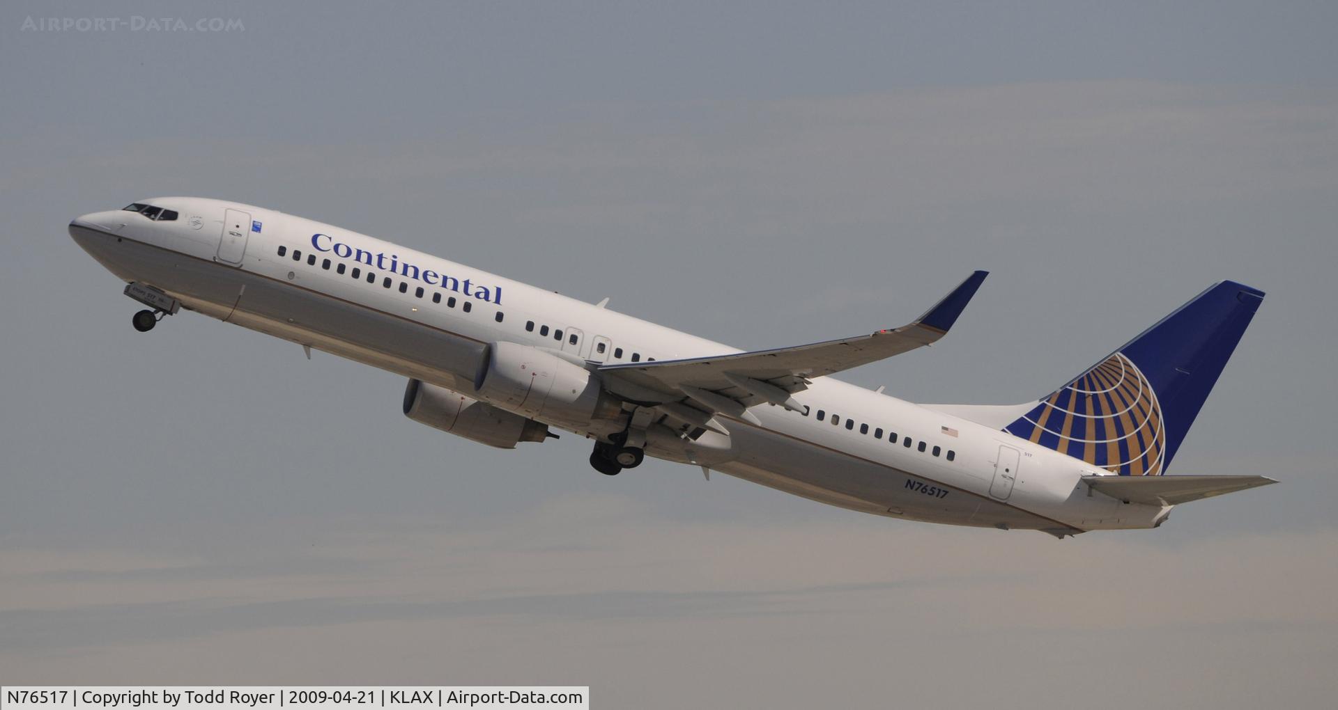 N76517, 2008 Boeing 737-824 C/N 31628, Departing LAX on 25R
