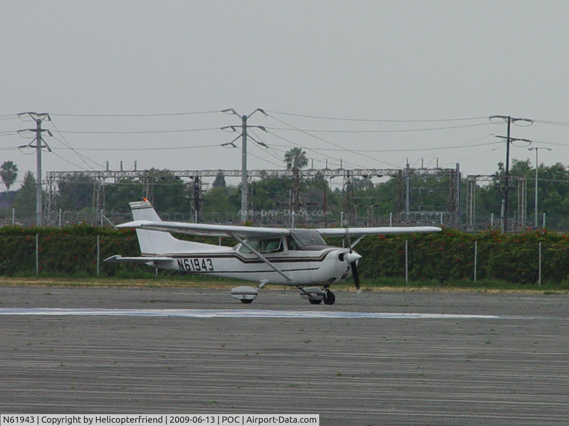 N61943, 1975 Cessna 172M C/N 17264903, S/E of Runway 26L running up
