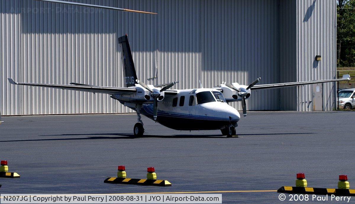 N207JG, 1972 Aero Commander 500 S C/N 3128, Sharp Commander on the ramp