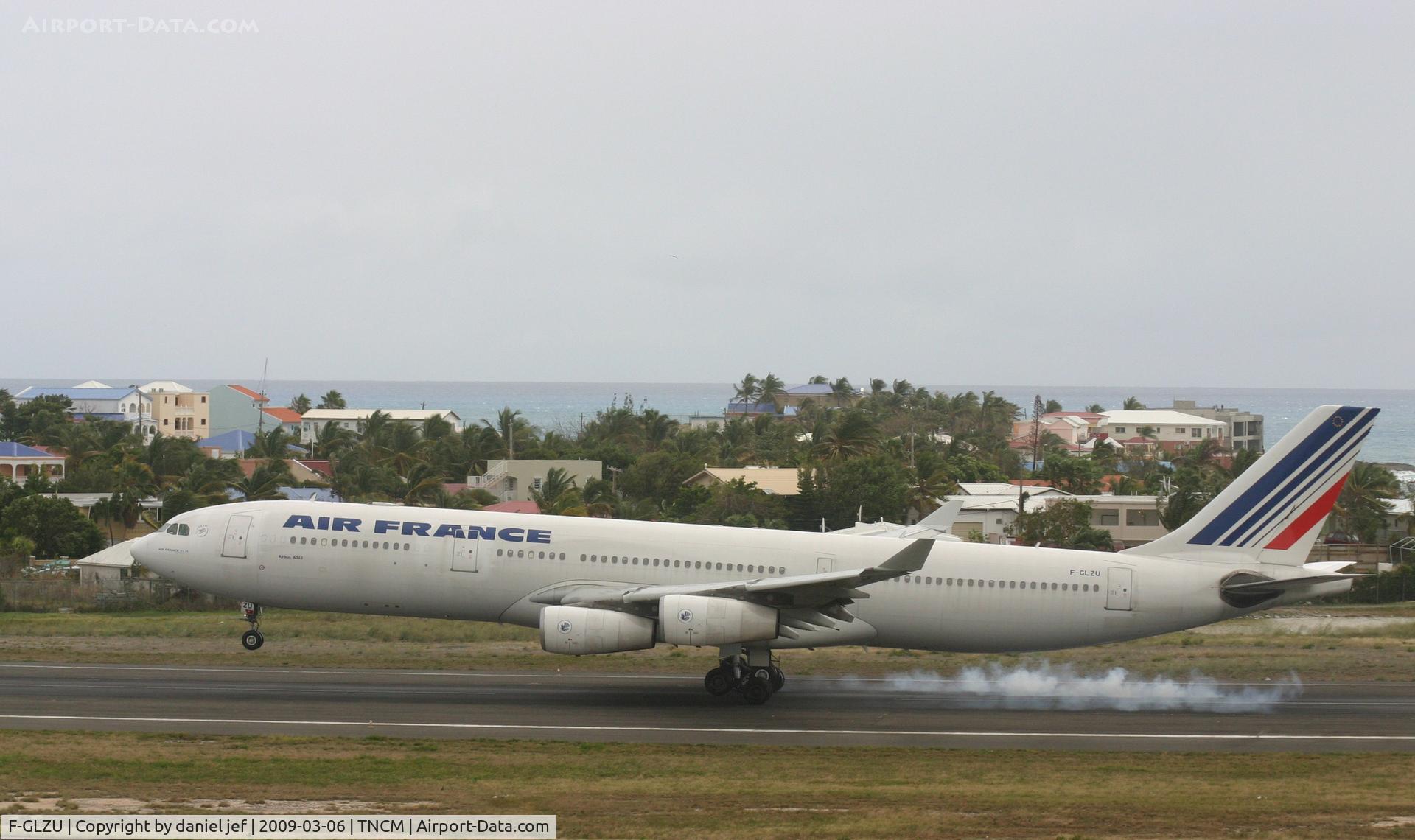 F-GLZU, 2000 Airbus A340-313X C/N 377, Landing 10