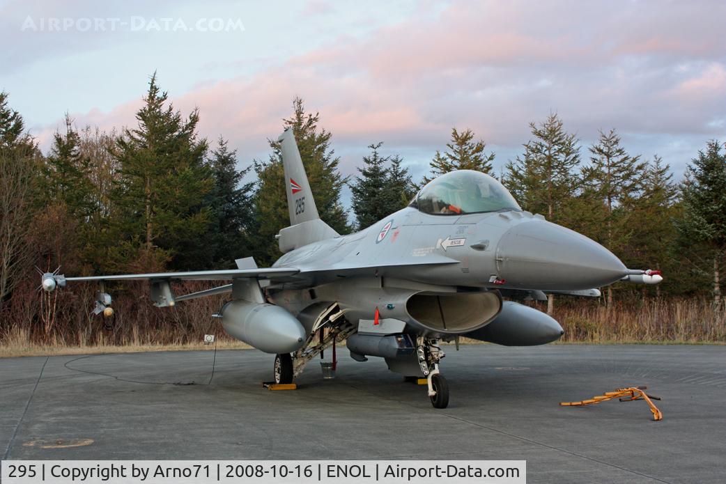 295, 1981 Fokker F-16AM Fighting Falcon C/N 6K-24, A preflight checked FLO F-16AM 295 of the Norwegian Air Force waiting for its pilot during FWIT 2008 at MAS Orland