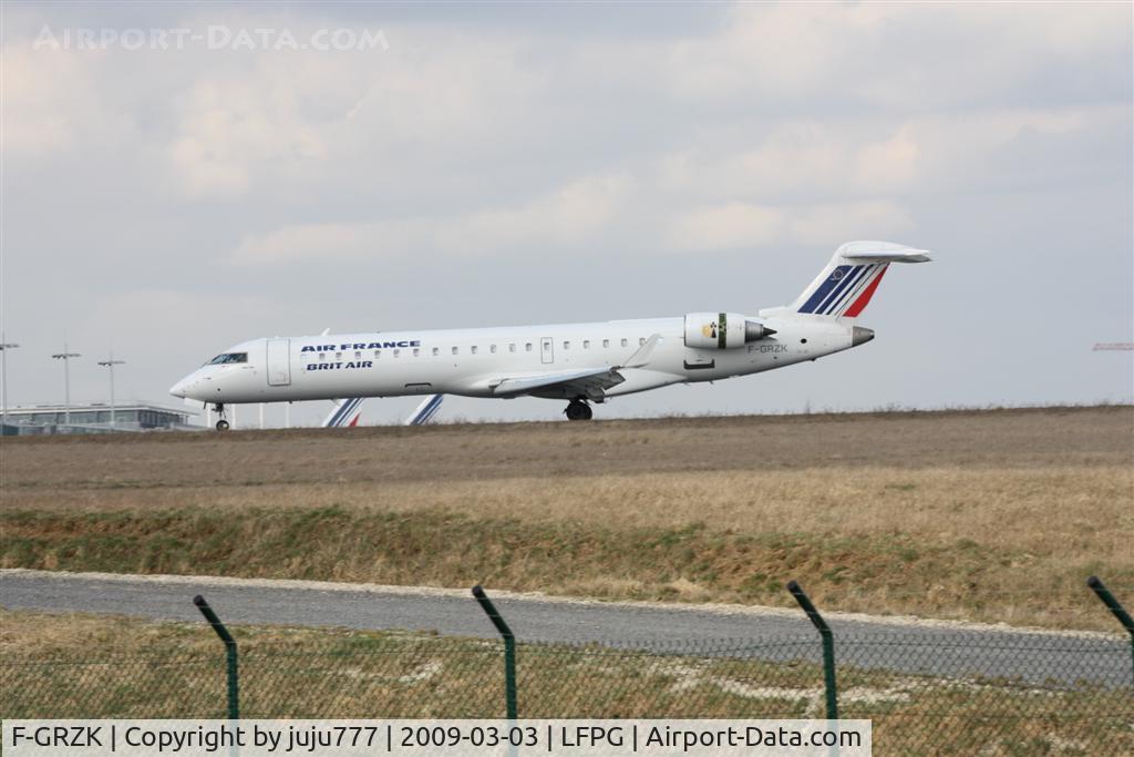 F-GRZK, 2005 Canadair CRJ-702 (CL-600-2C10) Regional Jet C/N 10198, on landing at CDG