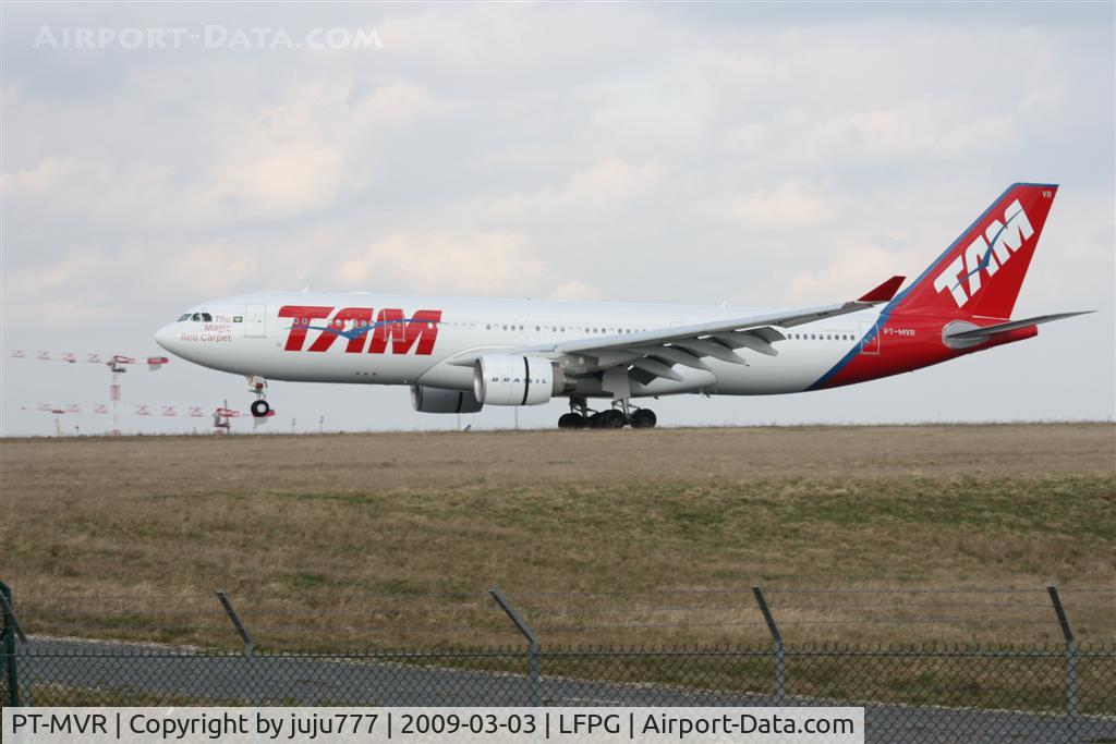 PT-MVR, 2008 Airbus A330-223 C/N 977, on landing at CDG