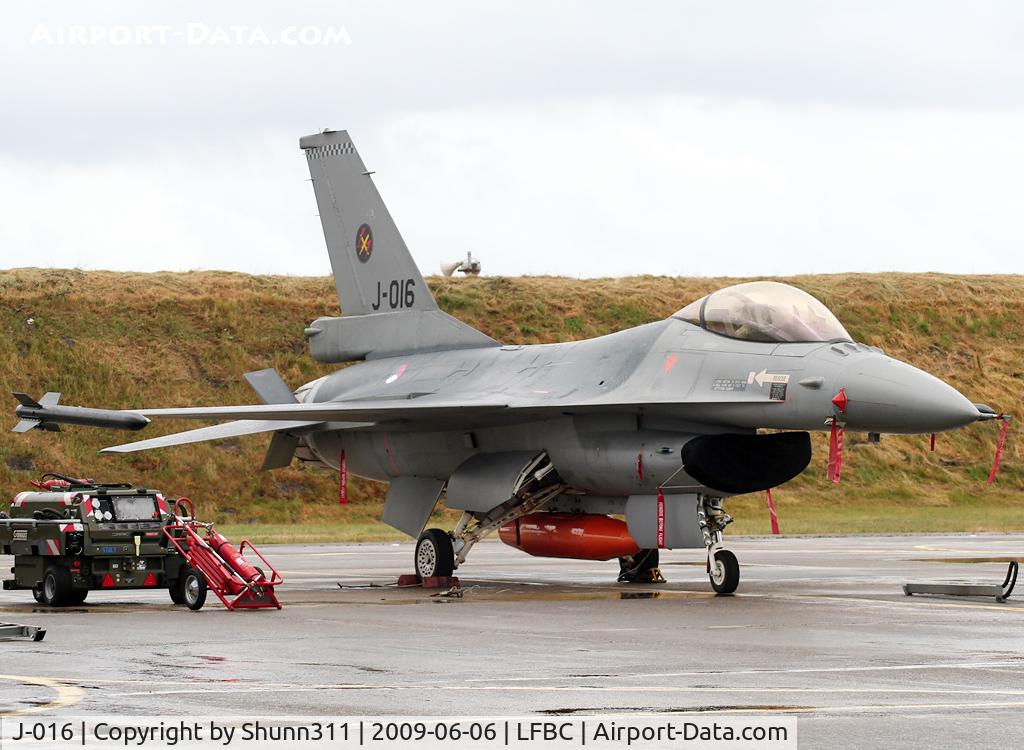 J-016, General Dynamics F-16AM Fighting Falcon C/N 6D-172, Used as spare of J-015 during LFBC Airshow 2009