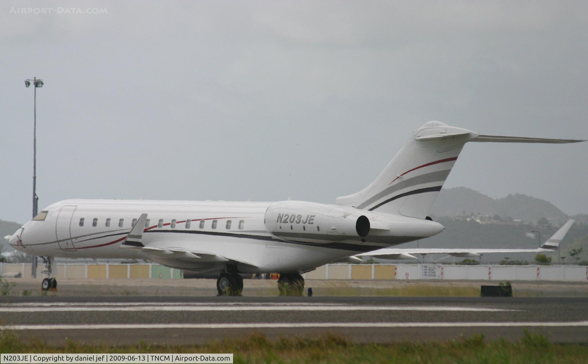 N203JE, 1999 Bombardier BD-700-1A11 Global 5000 C/N 9019, park at the ramp