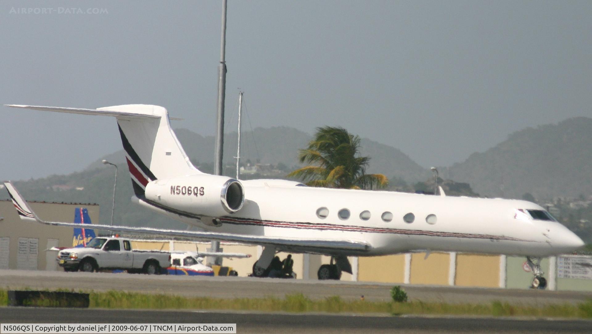 N506QS, 2000 Gulfstream Aerospace G-V C/N 623, park at the  tncm ramp