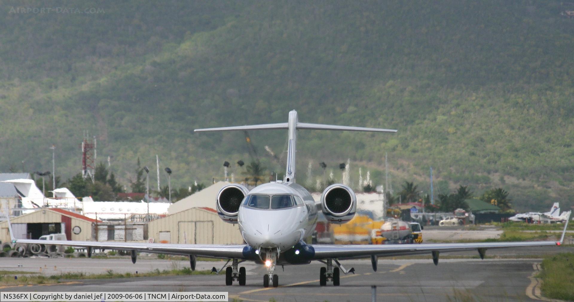 N536FX, 2007 Bombardier Challenger 300 (BD-100-1A10) C/N 20171, taking off rn10