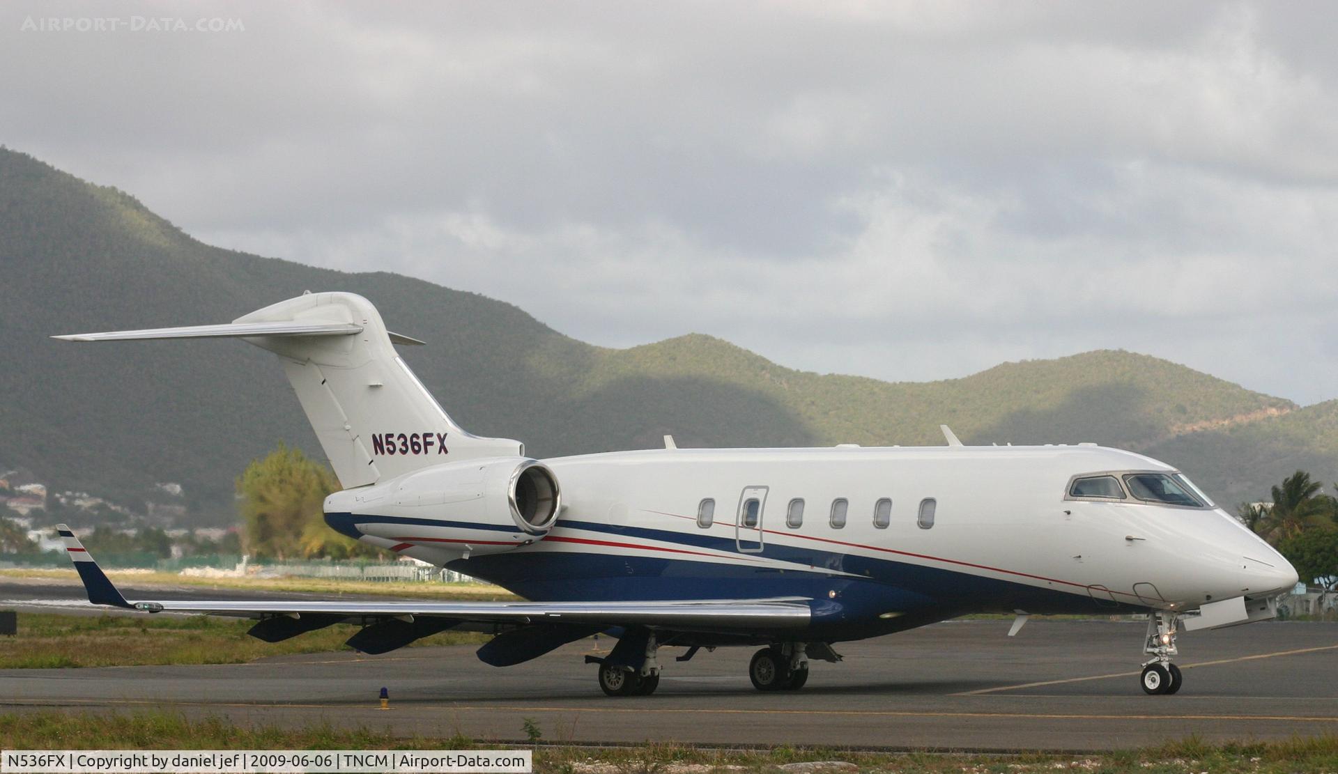 N536FX, 2007 Bombardier Challenger 300 (BD-100-1A10) C/N 20171, taxing runway 10