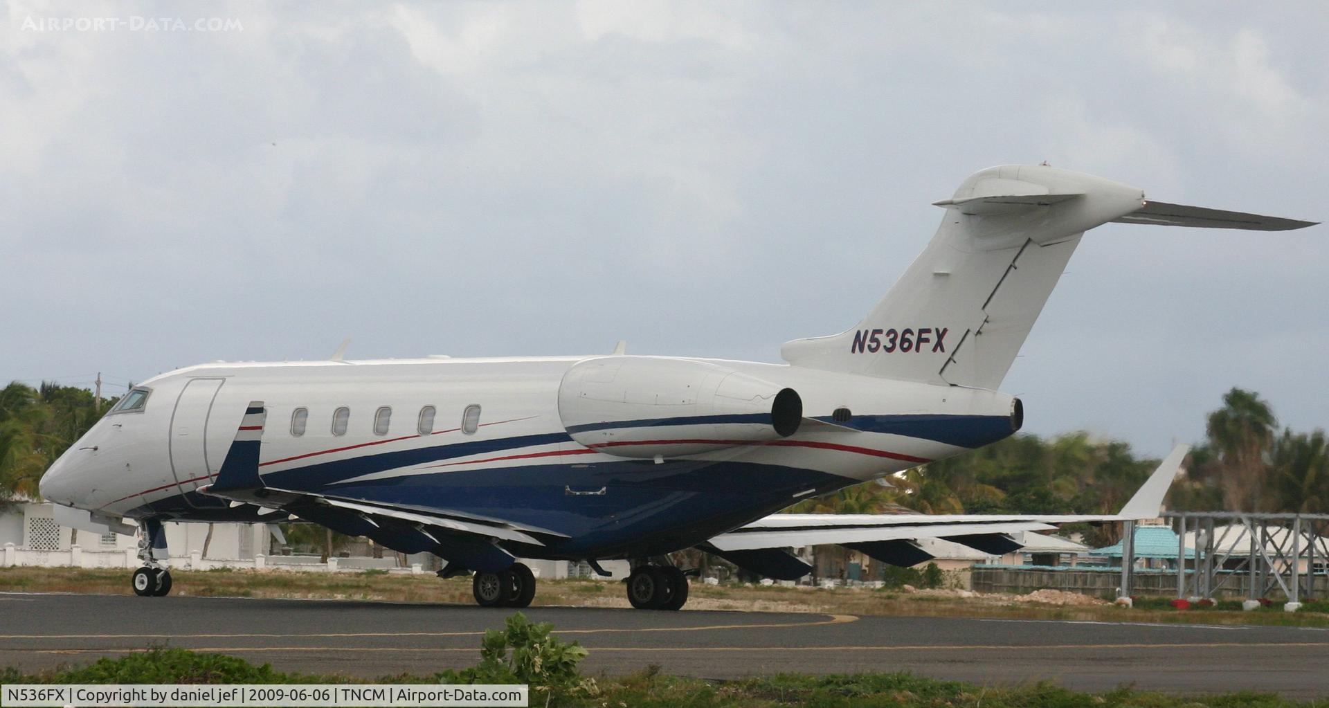 N536FX, 2007 Bombardier Challenger 300 (BD-100-1A10) C/N 20171, taking off