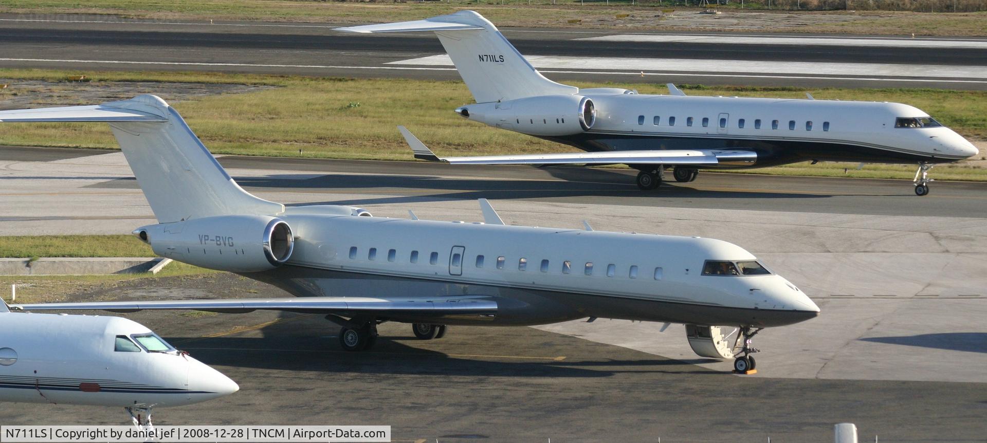 N711LS, 2004 Bombardier BD-700-1A11 Global 5000 C/N 9155, taxing runway 10