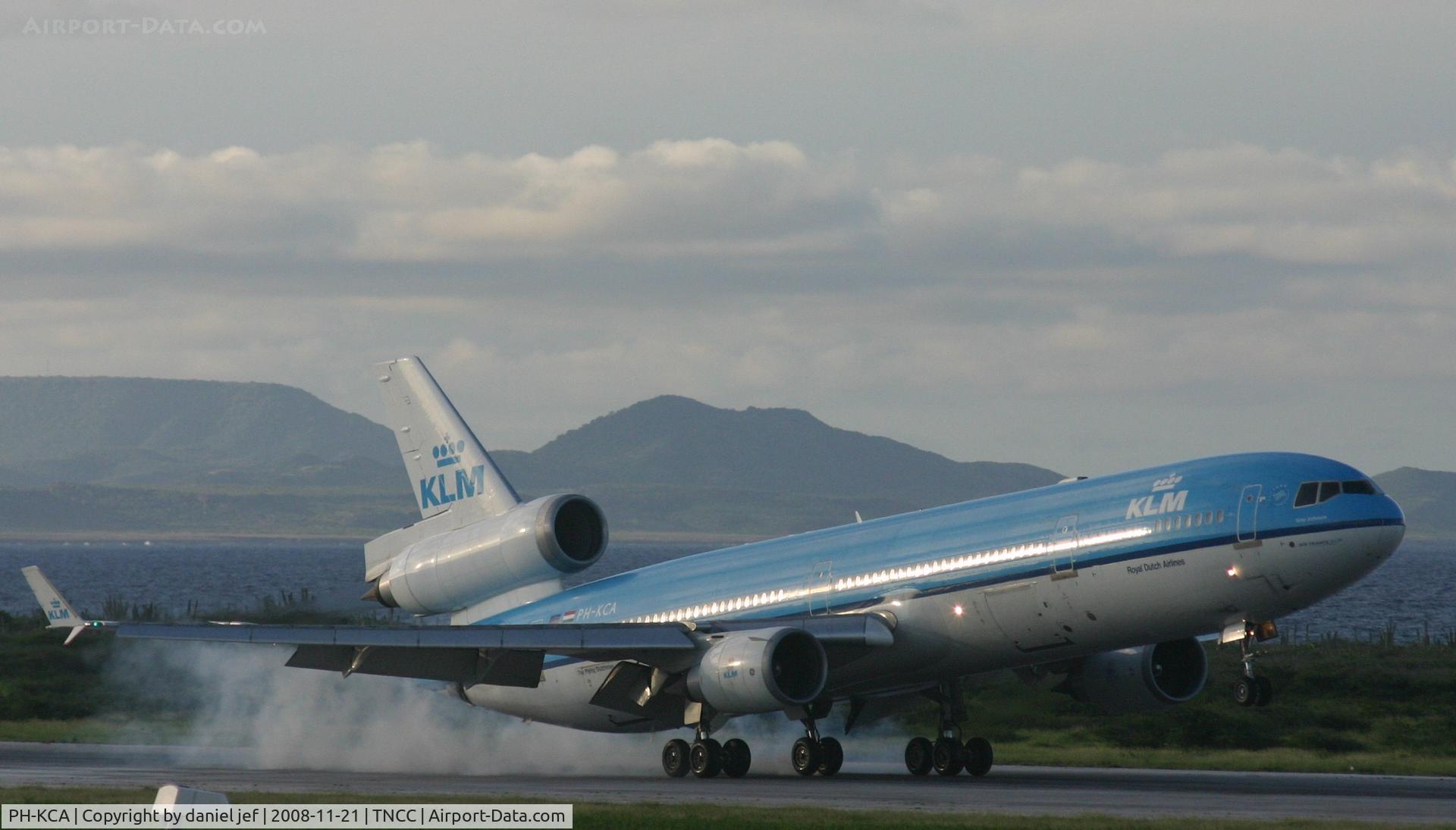 PH-KCA, 1993 McDonnell Douglas MD-11 C/N 48555, Landing