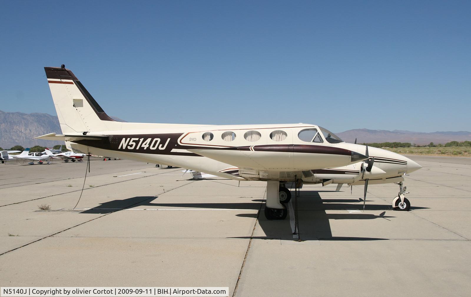 N5140J, 1975 Cessna 340 C/N 340-0530, Parking of Bishop airport