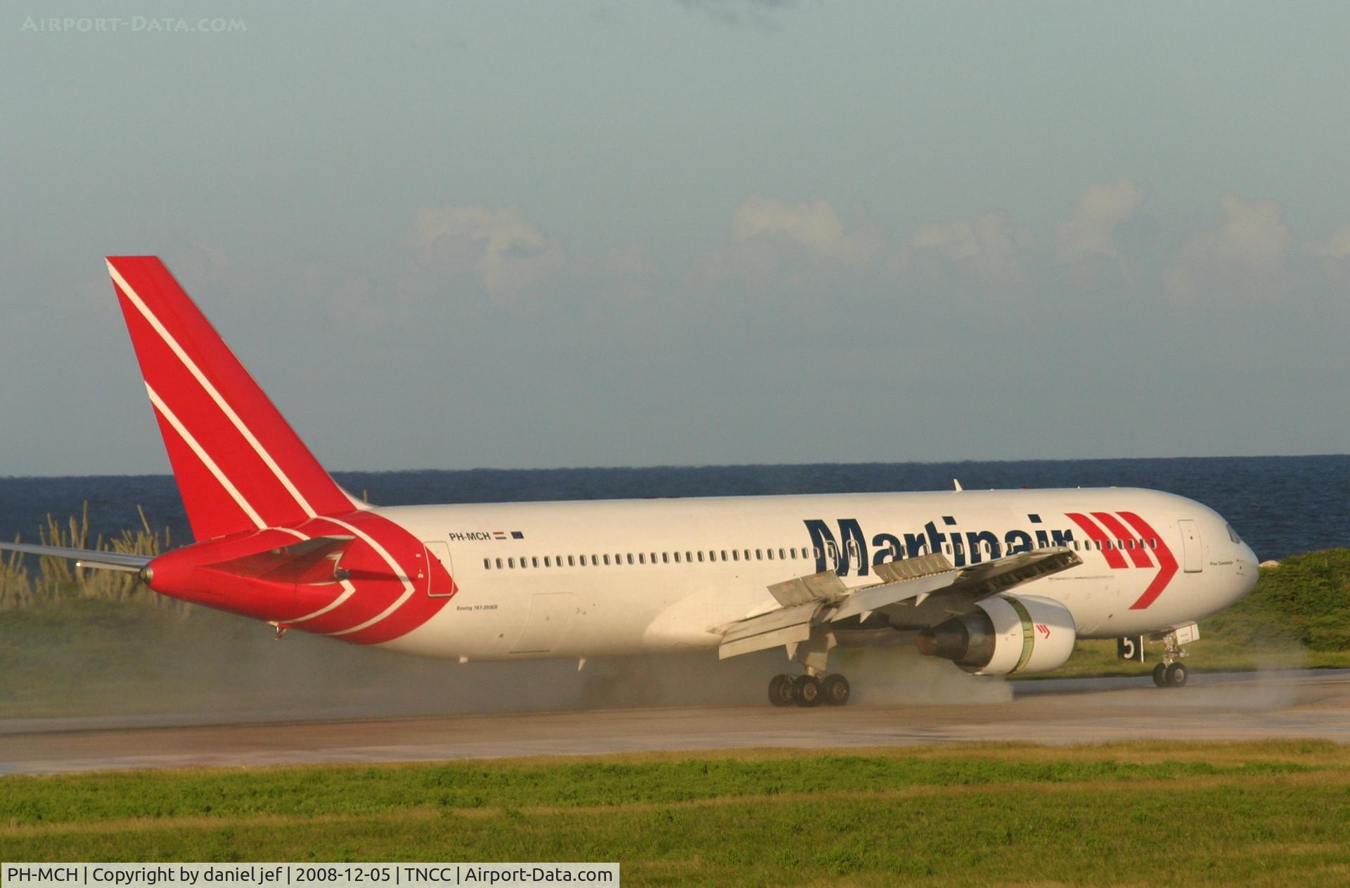 PH-MCH, 1990 Boeing 767-31A/ER C/N 24429, Landing
