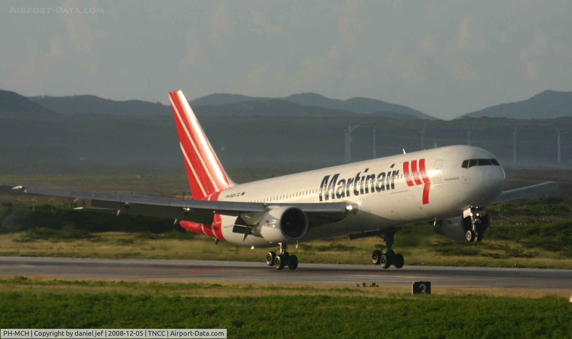 PH-MCH, 1990 Boeing 767-31A/ER C/N 24429, Landing