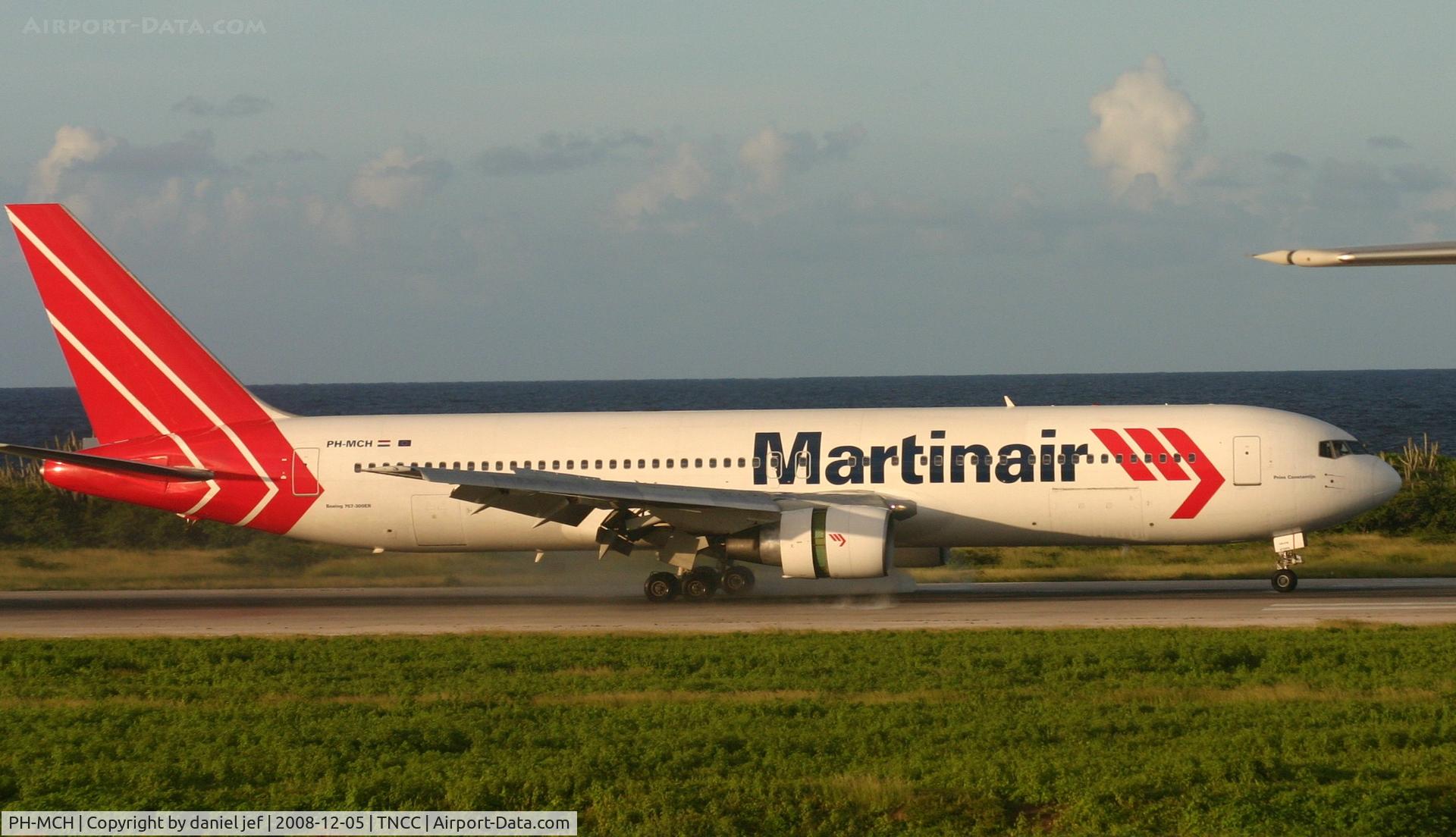 PH-MCH, 1990 Boeing 767-31A/ER C/N 24429, Landing
