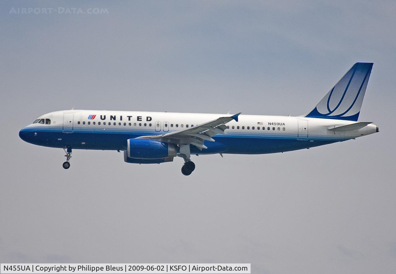 N455UA, 1999 Airbus A320-232 C/N 1105, On final for one of the 28's. Too much grain ? Due the full 500 mm of my Sigma (on a tripod).
