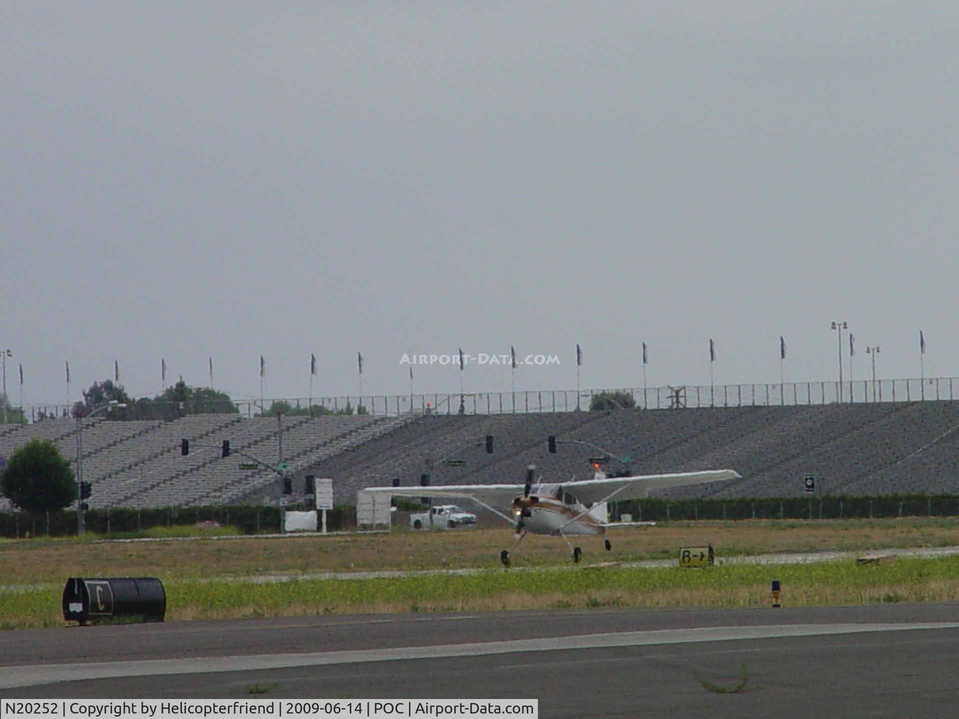 N20252, 1981 Cessna 180K Skywagon C/N 18053183, Touching down on 26L