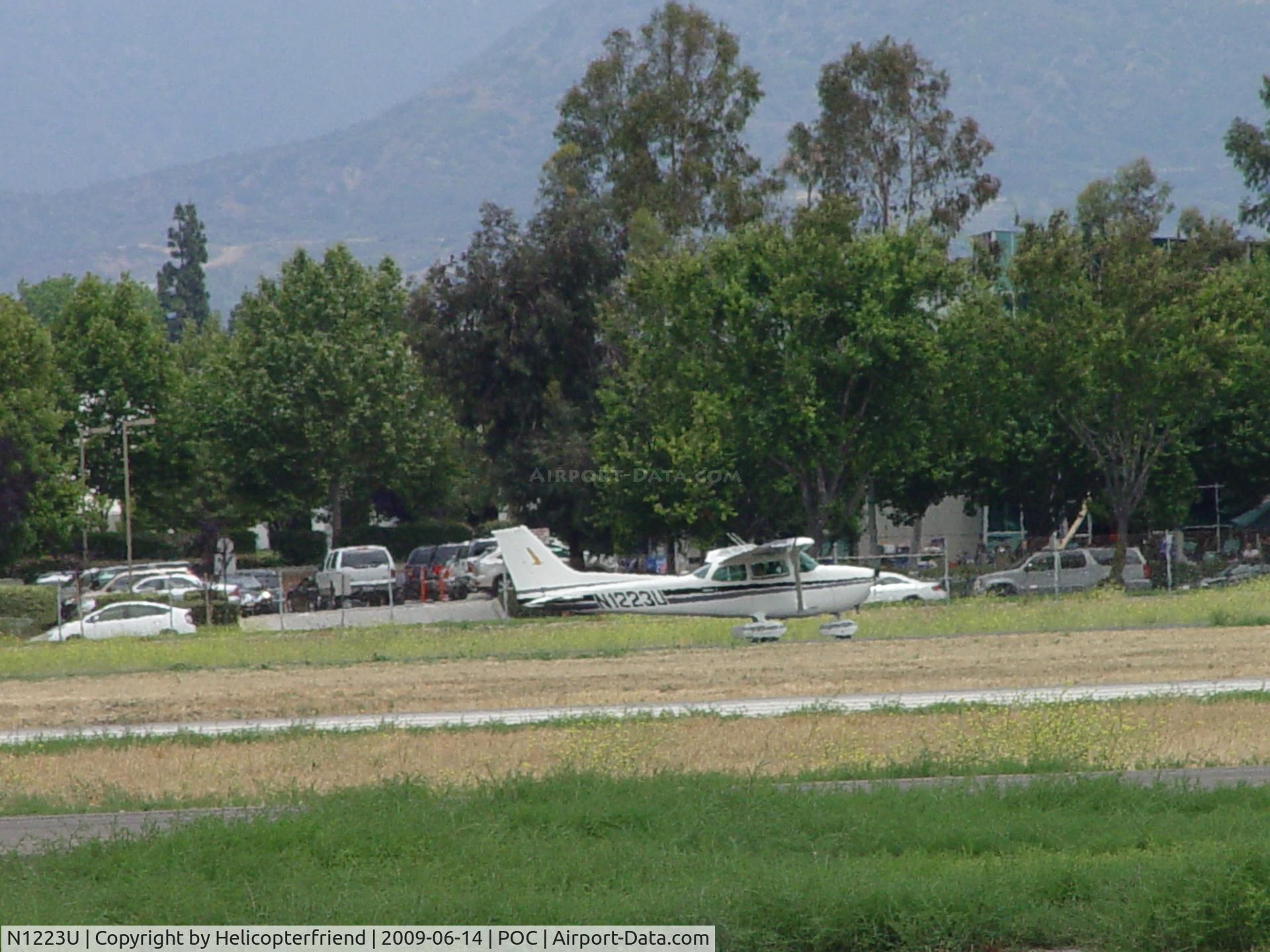 N1223U, 1976 Cessna 172M C/N 17266919, Taxiing to 26R